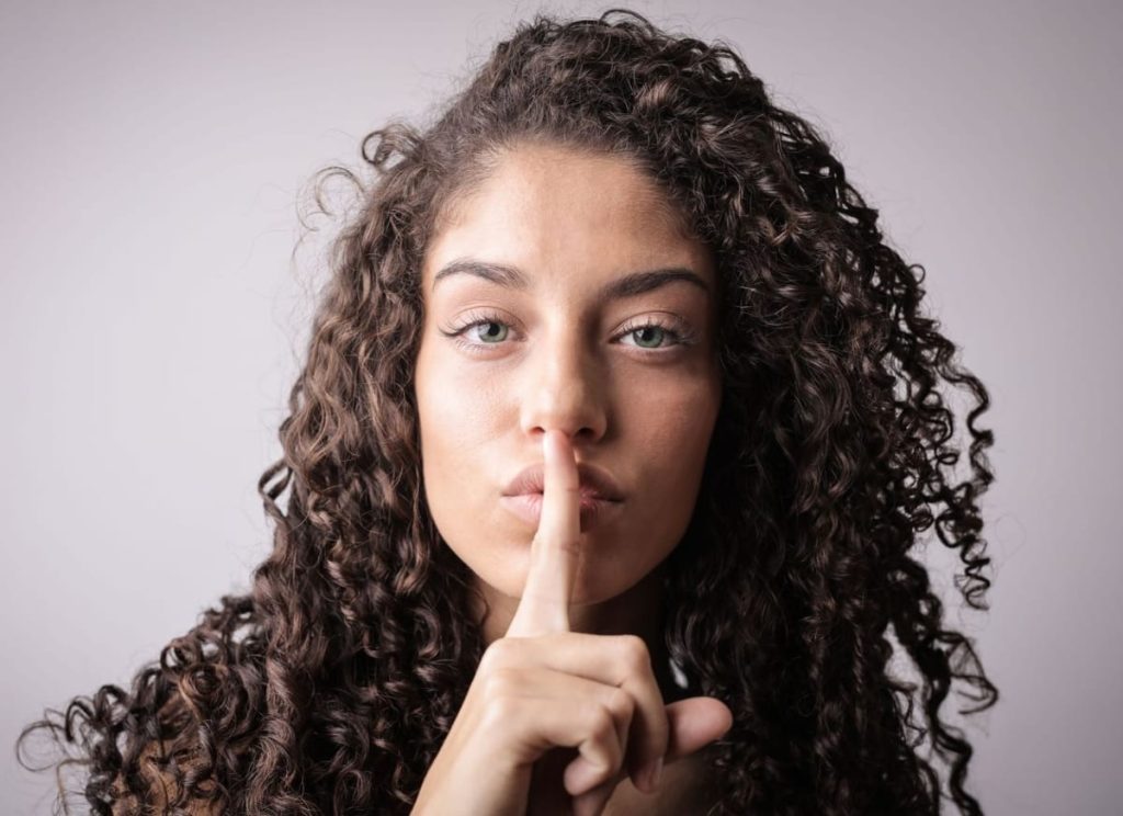 لحظة الغضب تسلب الكلمات عقلانيتها.. تجنبي هذه التعابير حتى لو كنتِ على حق