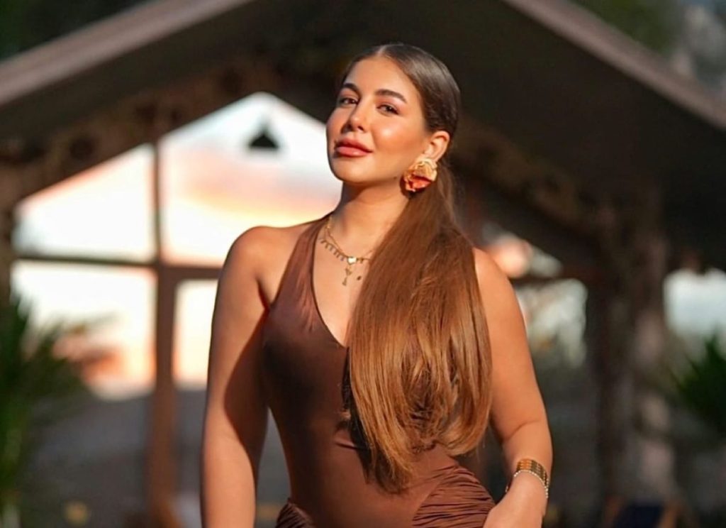 الفنانة ملك قورة تحتفل بخطبتها على شاطئ البحر