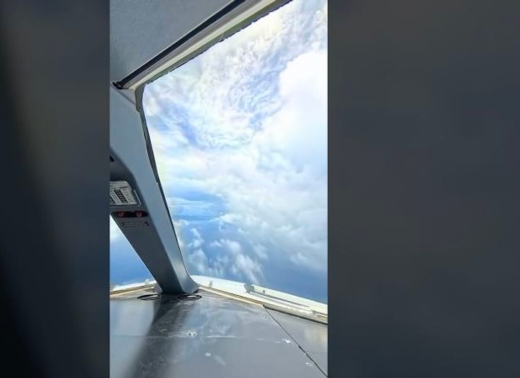 كابتن سوري يوثّق لحظات هبوط طائرته بين الغيوم فوق إيطاليا