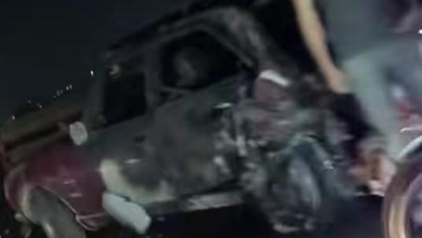 العربية ولعت.. حادث تصادم بين سيارتين أعلى كوبري المعصرة بحلوان