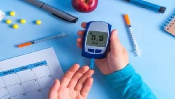 كيف نتعامل مع طفل مصاب بالسكري أو مرض مزمن؟.. نصائح مهمة للأسرة