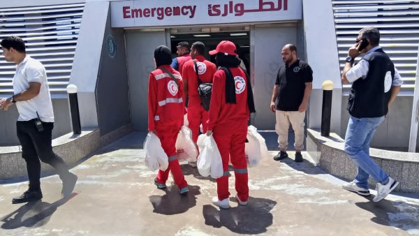 الهلال الأحمر يتواجد بمستشفيات الطور وشرم الشيخ ويقدم الدعم النفسي والإغاثي لأسر الضحايا