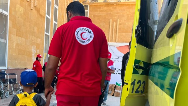 الهلال الأحمر يواصل خدماته الإنسانية على معبر رفح في استقبال وتوديع الدفعة 81 من الجرحى والمرضى الفلسطينيين