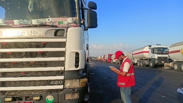 الهلال الأحمر يطلق قافلة جديدة من «زاد العزة» بحمولة تتجاوز  3,324 طنًا