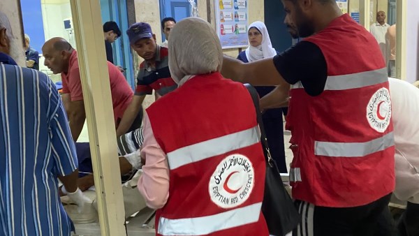 أتوبيس وسيارة نقل| حادث مروري عند مدخل مطروح الشرقي.. وفرق الهلال الأحمر تقدم الإسعافات للمصابين.. صور