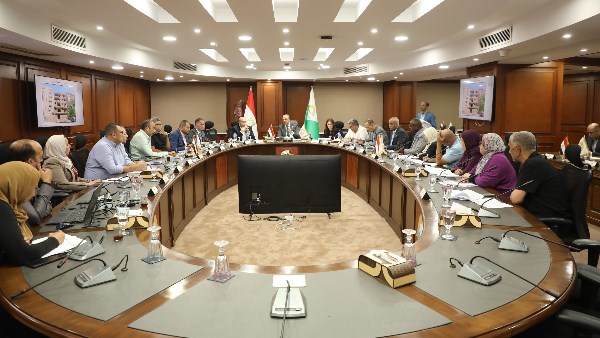 محافظ الجيزة يبحث شكاوى المواطنين ويسلم عقد عمل لشخص من ذوي الهمم محافظ الجيزة يبحث شكاوى المواطنين ويسلم عقد عمل لشخص من ذوي الهمم