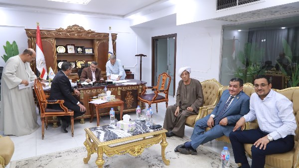 محافظ قنا يستعرض مع النواب مقترحات خاصة بقطاعات الخدمات والبنية التحتية محافظ قنا يستعرض مع النواب مقترحات خاصة بقطاعات الخدمات والبنية التحتية