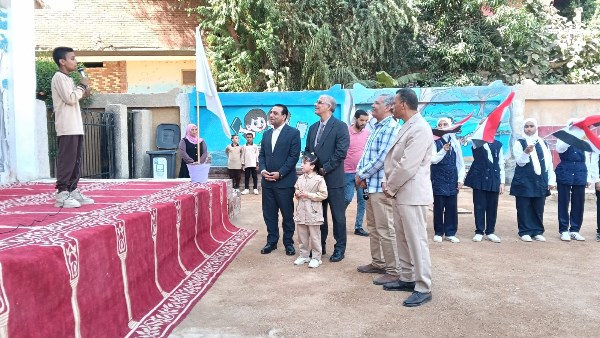 بعد موقفه الإنسانى.. نائب محافظ قنا يكرم مدرس وتلميذ ذوى الهمم بمدرسة اللطاسنة الابتدائية بعد موقفه الإنسانى.. نائب محافظ قنا يكرم مدرس وتلميذ ذوى الهمم بمدرسة اللطاسنة الابتدائية