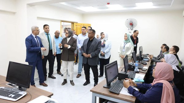 محافظ الوادي الجديد تتابع اختبارات المتقدمين للتعاقد على وظائف إمام وخطيب ومدرس
