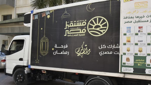 دعمًا للطلاب الأولى بالرعاية.. محافظ بورسعيد يتابع تجهيزات تسليم 400 زي مدرسي