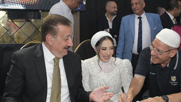 في مشهد إنساني مؤثر.. محافظ بورسعيد يحقق أمنية عروس يتيمة ويقف إلى جوارها وكيلاً في عقد قرانها