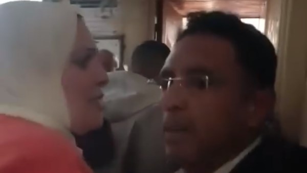 قرار قضائي عاجل.. حبس الزوجة المتهمة بضرب زوجها داخل محكمة طنطا شهرا