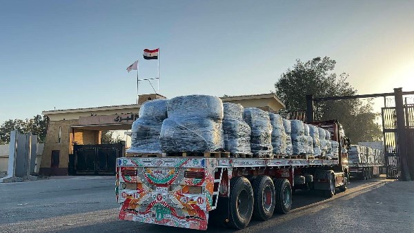 قافلة المساعدات الإنسانية الـ229 تتوجه إلي قطاع غزة