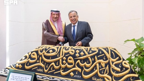 هدية من قلب مكة.. السعودية تهدي جامعة الدول العربية قطعة من كسوة الكعبة