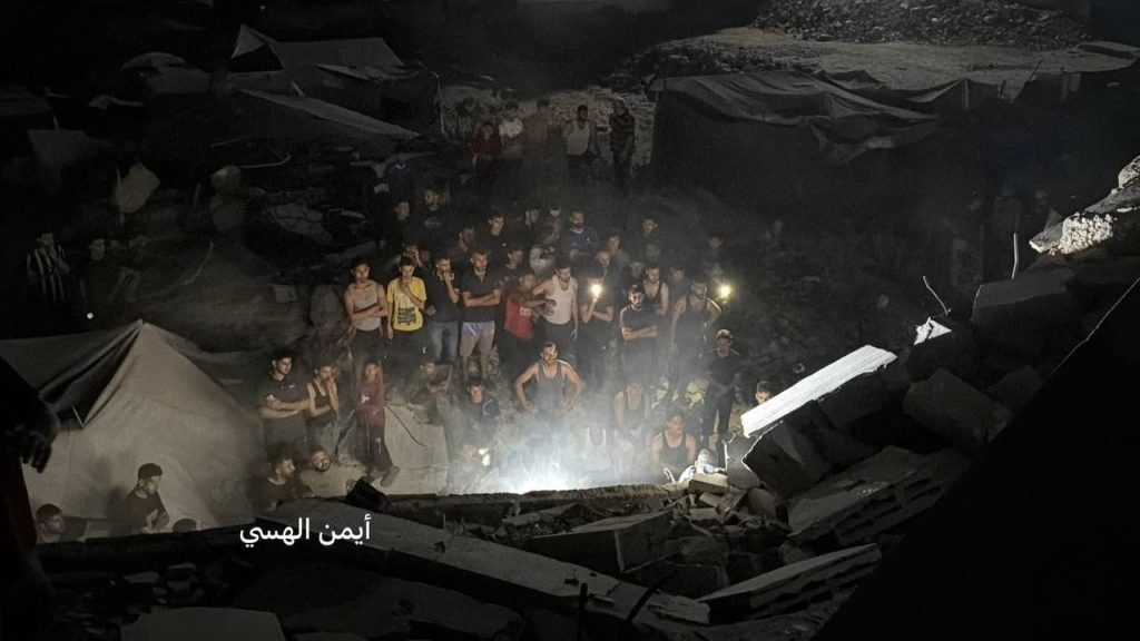 12 شهيدا واكثر من100 مفقود في انهيار عمارة سكنية تعرضت لقصف مسبق بمدينة غزة