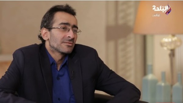 «لما حد يشكرني بكون فوق السحاب».. الصيدلي مينا يكشف كواليس عمله في توصيل الطلبات