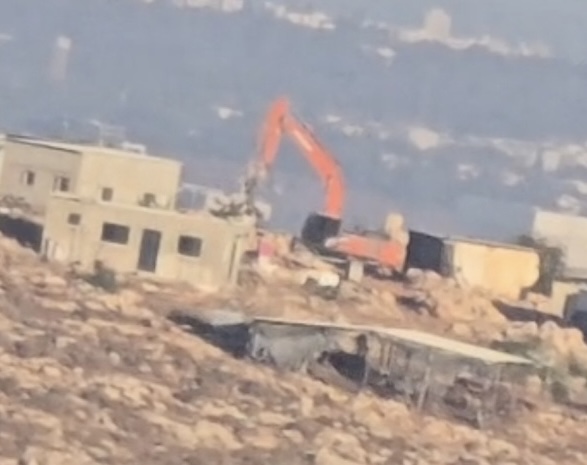 جرافات الاحتلال تهدم تجمع المحاريق في ديربلوط غرب سلفيت