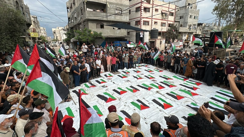 الفلسطينون يشيعون رفات عشرات الشهداء بمخيم النصيرات وسط قطاع غزة