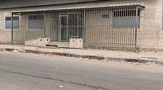 اصابة مواطن ..رصاصات الاحتلال تغلق فرع بنك فلسطين في دير البلح مؤقتاً