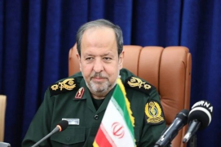 قائد إيراني يتحدى واشنطن: سنجبركم على قول “أمرك سيدي”.. وقنابلكم سترتد على سمعتكم واقتصادكم