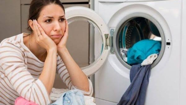 ماذا يحدث لو تركتِ الملابس المبللة داخل الغسالة لساعات؟