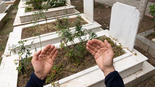 حكم نشر صور المتوفى على مواقع التواصل الاجتماعي.. أمين الفتوى يجيب