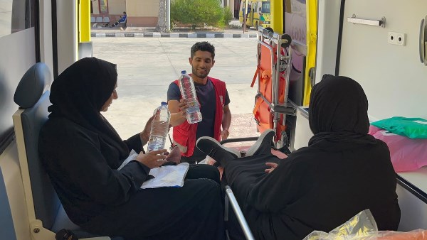 الهلال الأحمر المصري يرافق الدفعة الـ92 من الجرحى والمرضى الفلسطينيين ويواصل تقديم خدماته الإنسانية بمعبر رفح