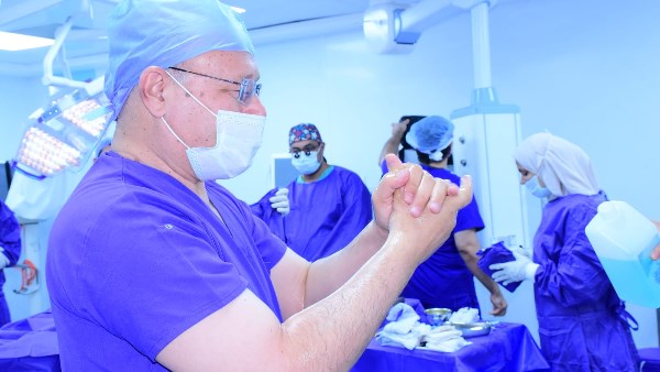 إنجاز طبي جديد.. رئيس جامعة سوهاج يجري عملية جر احية ذات مهارة فائقة