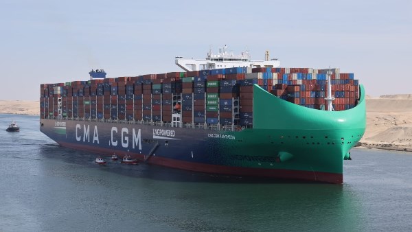الرحلة الأولى.. سفينة الحاويات العملاقة CMA CGM PANTHEON تعبر قناة السويس بحمولة 221 ألف طن
