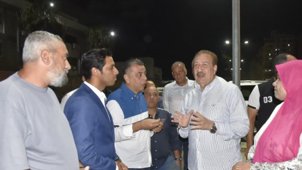 ليلا .. محافظ بورسعيد يتابع أعمال الإنارة العامة بحي الضواحي