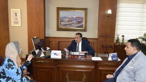 محافظ بورسعيد يستقبل رئيس شركة مياه الشرب والصرف الصحي بمحافظات القناة لبحث سبل التعاون المشترك.. صور