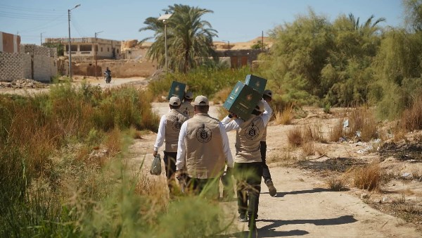 بيت الزكاة والصدقات ينتهي من توزيع كراتين مواد غذائية ولحوم وملابس وكراسي لذوي الهمم بواحتي سيوة والجارة
