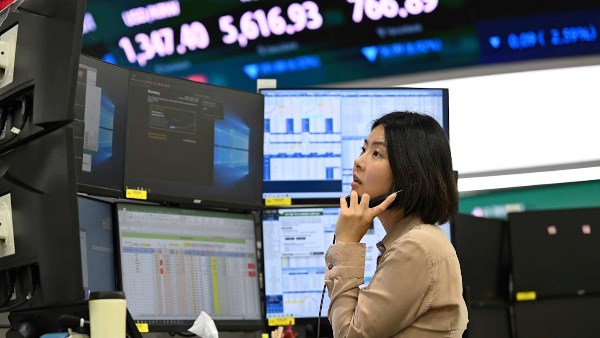 الأسواق الآسيوية تتراجع مع تصاعد مخاوف التضخم الأمريكي وخسائر أسهم الذكاء الاصطناعي