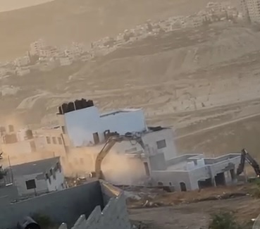 الاحتلال يهدم منزلاً من طابقين في بلدة الرام شمالي القدس